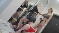 32534  太妹强迫母猪犬们当家具伺候取悦自己