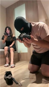 【调教视频】【子熙】嘴叼袜狗爬/鞭打/裸足狂舔/骑马戒尺打 bf45036
