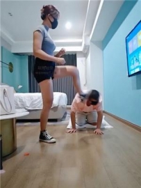【调教视频】【原园子】高帮匡威重度踢踹/腿绞/强制闻鞋闻白袜 bf44358