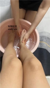 【调教视频】【司黎里】母畜下跪伺候沐足 JS240911-18
