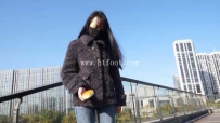 30213  【黑丝诱惑】素人姣姣室外公园牛仔裤长靴踩踏食物