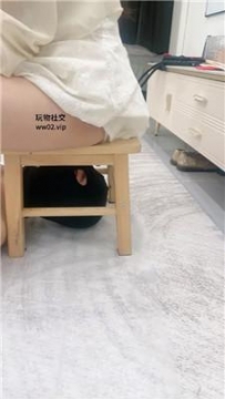 【调教视频】【萝莉糖糖】帆布鞋白丝踩踏/掐乳/闻舔棉袜/骑马狗爬【双视角版】bf45993