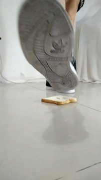 4834 WHCS_Rer005 B蓉児 我脚下的破面包 阿迪运动鞋脏鞋底的顽皮踩踏 脚部特写【IPAD】竖