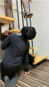 【调教视频】【Da猫】居高临下铆钉高跟踩/舔鞋底/黑丝脚插嘴【双视角版】 bf44300