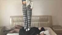 28060  【珂珂女m】在床上被闺蜜白袜踩踏