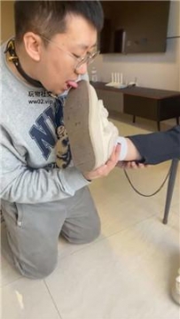 【调教视频】【精神小妹】班主任放假舔学生的脏鞋臭袜 bf46565