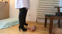 15053【邪恶后母】超清唯美出演。白衣邪恶母亲虐姐弟