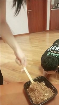 【调教视频】【王妃】高跟脚下喂食圈养犬 bf44717