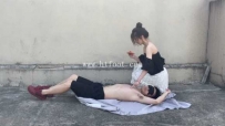 34915  【黑丝诱惑】素人篇：晓俞阳台室外舔脏鞋耳光虐乳
