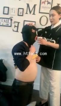 TL12003 女暴君 耳光圣水 让贱狗享受天伦之乐