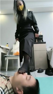 【调教视频】【诗琪】黑丝脚狠抽耳光/臭脚捂脸窒息 bf46374