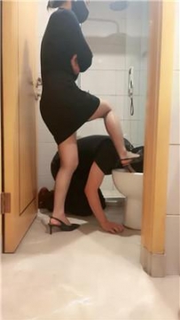 【调教视频】【王妃】骑马狗爬/脚下喂食/黑丝高跟踩 bf45660