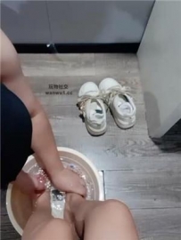 【调教视频】【苏苏不苏】胶带封嘴/伺候主人沐足/加官窒息 JS240903-8