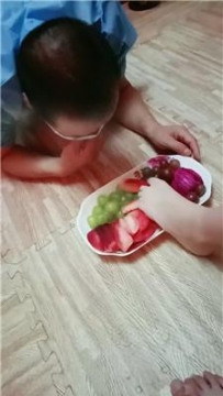 【调教视频】【黎大夫】双S-踩踏水果喂食 JS240829-17