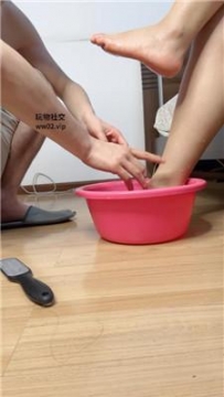 【调教视频】【桃桃樱】裸足狂舔/伺候主人沐足 JS240921-14