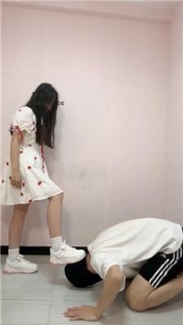 【调教视频】【狗哥】洛丽塔S-小白鞋白袜-腿绞窒息/闻白袜踩踏 bf44196