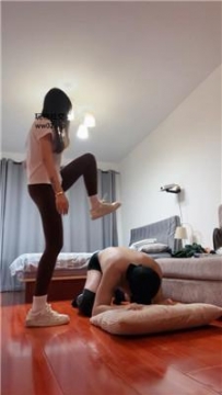【调教视频】【缈缈】小白鞋白袜踢踹踩踏/坐脸窒息 bf44782