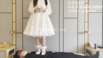 23439【子怡工作室】02年室友lo裙小公主全体重踩踏毯子