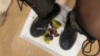 32189  【黑丝诱惑】沐沐女主黑丝长靴小白鞋踩踏食物喂狗狗吃
