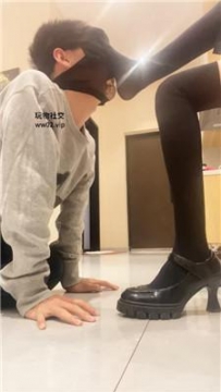 【调教视频】【织羊】旗袍女主玩虐脚下贱奴 bf45633