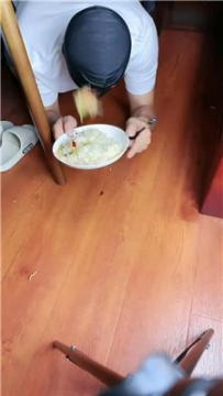 【调教视频】【语小心】圈养奴脚下喂食 JS240921-1
