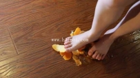 34361  【黑丝诱惑】芸芸裸足踩踏食物闻鞋虐乳
