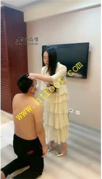 TL25606 逗逗】一狗直接巨量黄金全食；另狗舔脚伺候排便30分钟