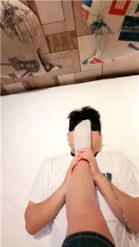【调教视频】【美羊羊】白袜脚踢裆踩虐/狗链拴狗 JS240904-15