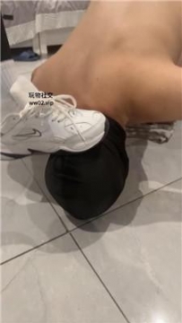 【调教视频】【00后情侣】坐脸窒息/白袜踩踏/吃烟灰/转胯狗爬【完整版】JS241017-5