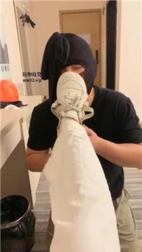 【调教视频】【香芋朱朱】清理脏小白鞋/镜前羞辱/掐乳/踩踏/脚喂酸奶 bf44987