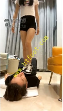 TL22728 阿月】鞋底耳光深喉踩踏42分钟