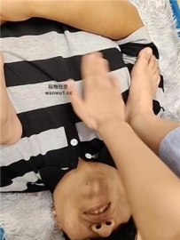 【调教视频】【上海汤圆】女儿裸足蹂躏踩继父【上】 JS240829-20