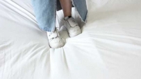 35307  【黑丝诱惑】素人篇：晓俞小白鞋踩白床舔原味脏鞋底