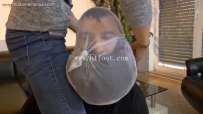 28408  Marissa女王一麻袋臭丝袜臭棉袜扣在狗头上系紧袋口让他闻！连摄影师的一起闻