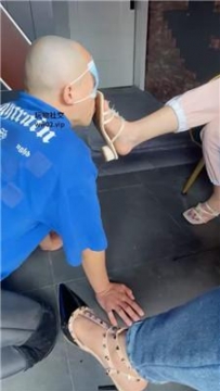 【调教视频】【瑞拉】姐妹花S-圈养奴轮流舔脏鞋臭脚【双视角版】 JS241023-40
