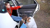 30817  KF女女-素人女孩户外跪在车下闻舔Dominic运动鞋白嫩臭汗脚！被按着头嗦脚趾！