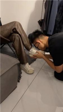 【调教视频】【玥野兔】舔运动女神超脏鞋原味玉足 JS241002-10