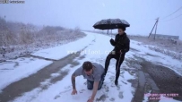 29660  LGF-冰天雪地虐贱男！高冷女神Rada和霸气Jane雪地遛狗舔鞋底舌头擦车浓痰吐脸