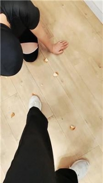 【调教视频】【上海学生主】磕头求主人脚下喂食 JS241011-22