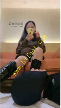 TL25916 甜依】长靴小白袜让贱狗舔53分钟